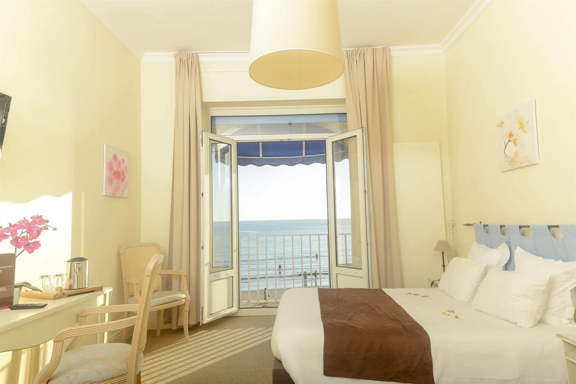 Cerise Royan - Le Grand Hotel De La Plage Buitenkant foto
